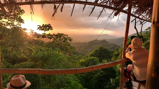 Vista de las montañas y el bosque tropical de Minca al atardecer
