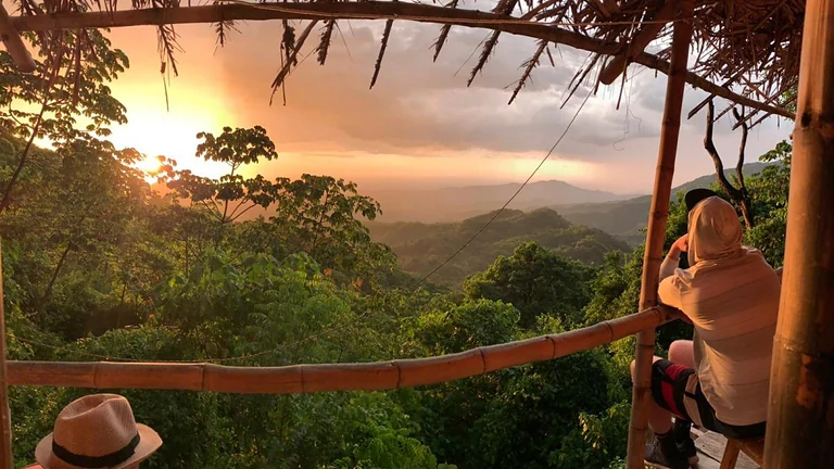 Vista de las montañas y el bosque tropical de Minca al atardecer