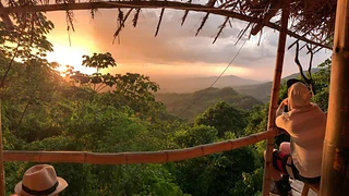 Vista de las montañas y el bosque tropical de Minca al atardecer