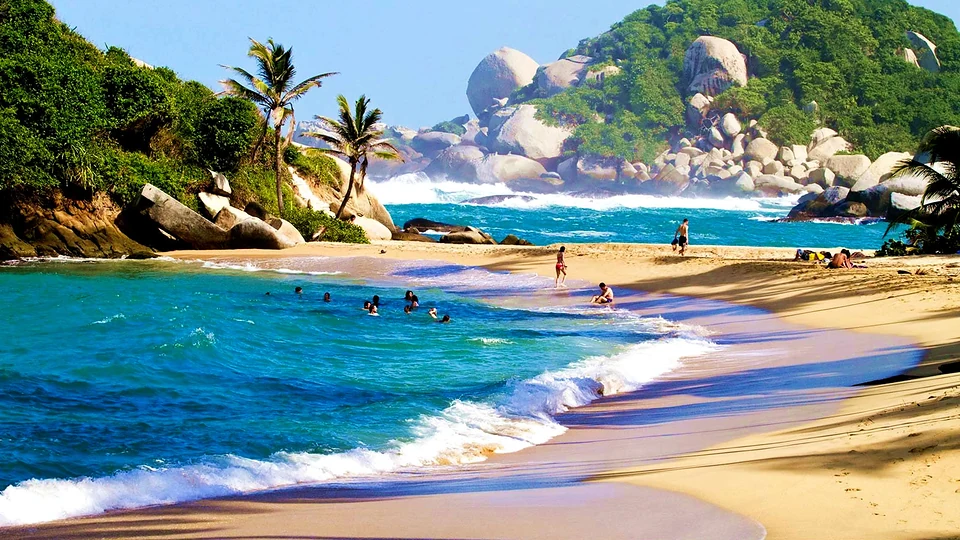 Playa tropical rodeada por la Sierra Nevada de Santa Marta