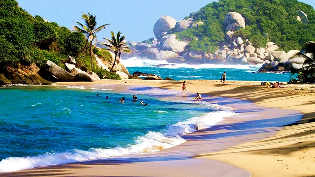 Playa tropical rodeada por la Sierra Nevada de Santa Marta