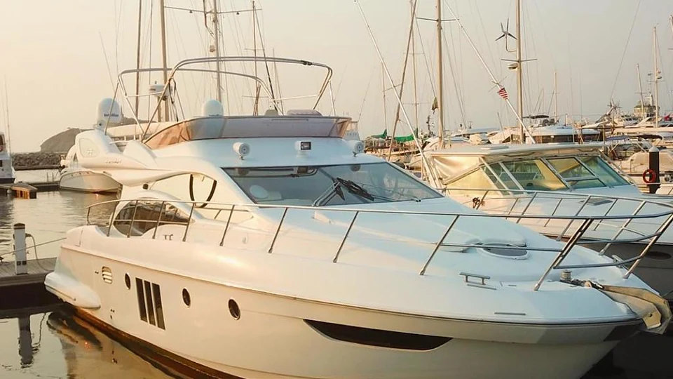 Yate de recreo atracado en una marina de Santa Marta