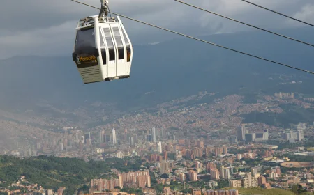 Metrocable sobre el valle urbano de Medellín, Colombia