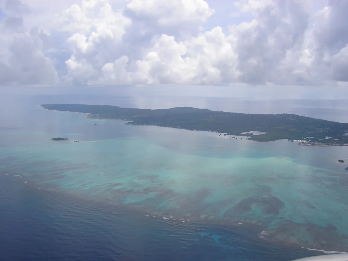 Vista aérea de la isla y el mar de San Andrés, Colombia