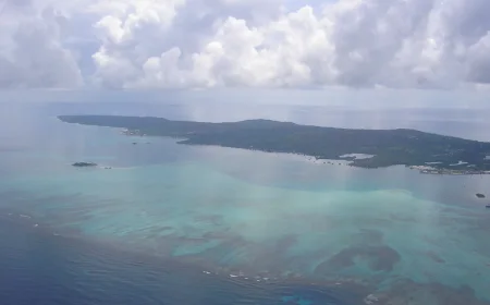 Vista aérea de la isla y el mar de San Andrés, Colombia