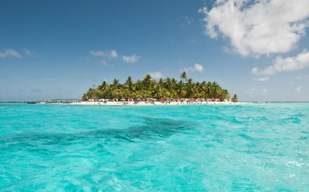 Johnny Cay y mar Caribe turquesa en San Andrés, Colombia