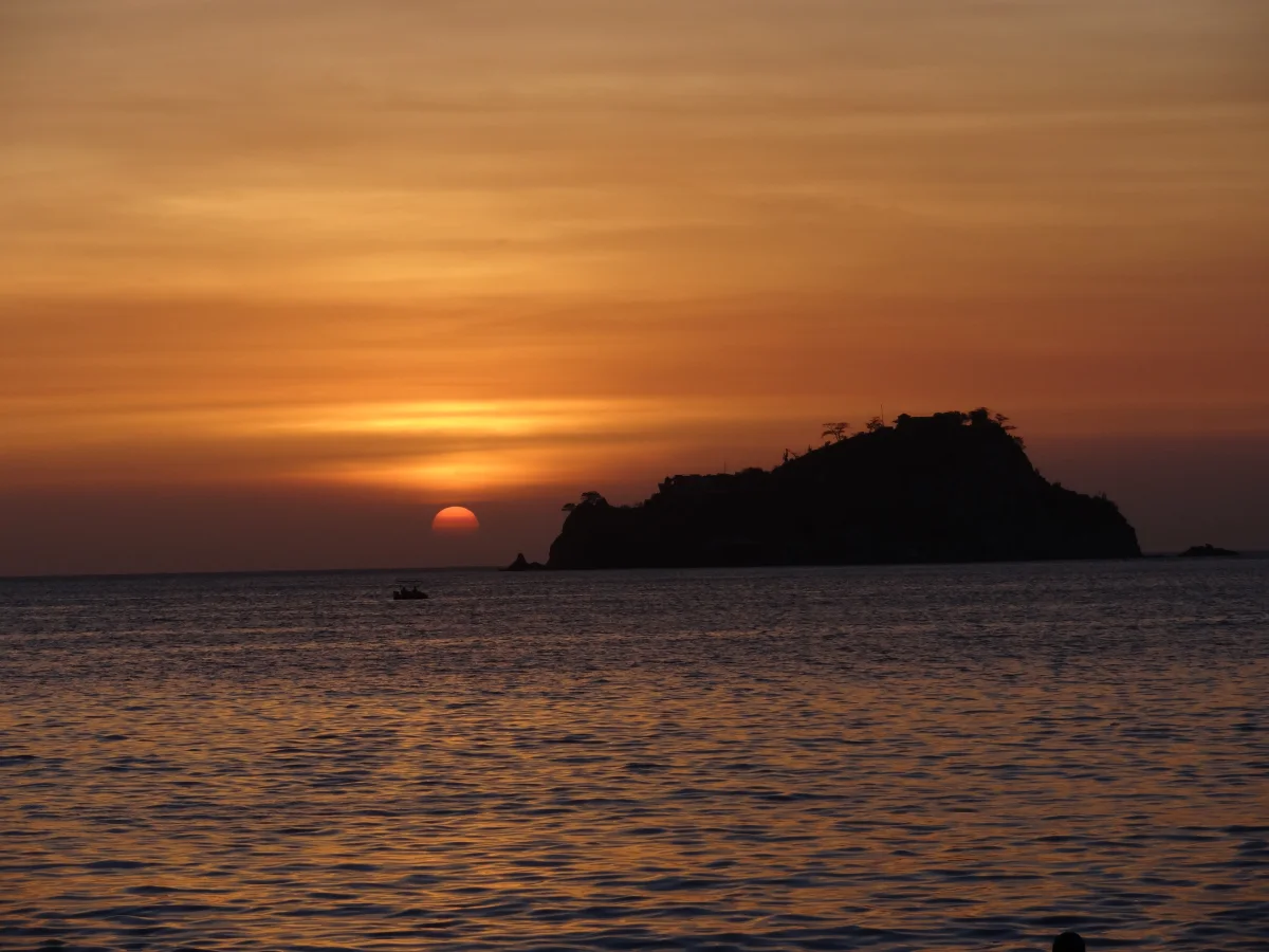 Atardecer sobre la bahía de Santa Marta, Colombia