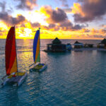 Amanecer sobre el mar de San Andrés, ideal para alquilar un yate